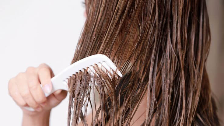 Things you should never do to wet hair